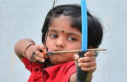 निशाना लगाने में माहिर है यह पांच साल की मासूम, एक दिन में अपने नाम किए दो रिकॉर्ड्स