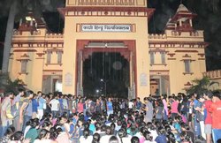 बीएचयू के चीफ प्रॉक्टर के ऑफिस में घुसे दर्जनों छात्रों ने की तोड़फोड़, हत्या की कोशिश का मुकदमा दर्ज