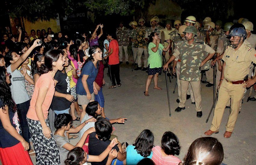 बीएचयू में छेड़खानी के विरोध में प्रदर्शन कर रही छात्राओं पर कल पुलिस ने लाठी चार्ज किया था। (PTI)