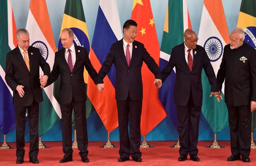 चीन के शियामेन में आयोजित ब्रिक्स शिखर सम्मेलन-2017 में मंच पर मौजूद सभी सदस्य देशों के राष्ट्र प्रमुख। (फोटो-रायटर्स) चीन के शियामेन में आयोजित ब्रिक्स शिखर सम्मेलन-2017 में मंच पर मौजूद सभी सदस्य देशों के राष्ट्र प्रमुख। (फोटो-रायटर्स)