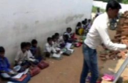 स्कूलों में ‘जय हिंद’ बोलने का फरमान जारी करने वाले मध्यप्रदेश में छात्रों के लिए नहीं स्कूल, सड़क पर हो रही पढ़ाई