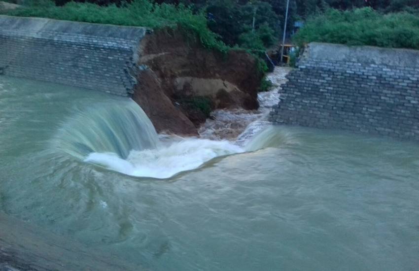 ये बांध कहलगाँव एनटीपीसी आवासीय एरिया सीआईएसएफ क्वाटर के नजदीक में करीब छह फीट टूटा है।  ये बांध कहलगाँव एनटीपीसी आवासीय एरिया सीआईएसएफ क्वाटर के नजदीक में करीब छह फीट टूटा है।