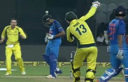 VIDEO: चौथे वनडे में ऑस्ट्रेलिया के मैथ्यू वेड ने रोहित शर्मा के सिर पर दे मारी गेंद