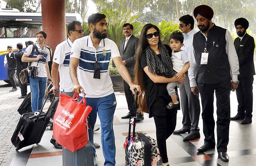 Imran Tahir, Imran Tahir Bowling, Imran Tahir Pakistan, Imran Tahir South Africa, Imran Tahir Cricketer, Imran Tahir insulted, Imran Tahir humiliated, World XI vs Pakistan XI, Cricket in Pakistan, ICC, T20 in Pakistan, Independence Cup 2017, फाफ डु प्लेसिस, हाशिम अमला, सैमुएल बद्री, जॉर्ज बेली, पॉल कॉलिंगवुड, बेन कटिंग, ग्रांट इलियट, तमीम इकबाल, डेविड मिलर, मोर्ने मोर्केल, थिसारा परेरा, इमरान ताहिर, डैरेन सैमी, सरफराज अहमद, फखर जमान, अहमद शहजाद, बाबर आजम, शोएब मलिक, उमर अमीन, इमाद वसीम, शादाब खान, मोहम्मद नवाज, फहीम अशरफ, हसन अली, आमेर यामीन, मोहम्मद आमिर, रुमान रईस, उस्मान खान, सोहेल खान, Cricket News, Pakistan News, Sports News, Hindi News