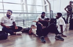 चेन्नई एयरपोर्ट पर फ्लाइट का इंतजार कर रही थी टीम इंडिया, महेंद्र सिंह धोनी फ्लोर पर पसर गए