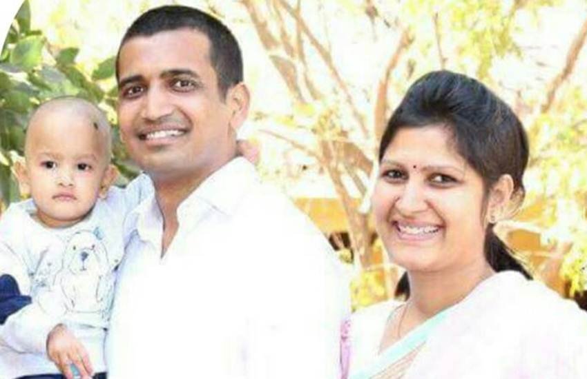 मध्य प्रदेश के निवासी सुमित राठौर ने अपनी पत्नी, बेटी और 100 करोड़ की संपत्ति छोड़कर जैन भिक्षु बनने का ऐलान किया है। (Photo: Facebook)