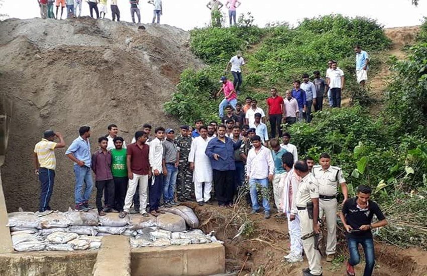 बांध टूटने के बाद घटना स्थल का मुआयना करते पप्पू यादव (Express Photo) बांध टूटने के बाद घटना स्थल का मुआयना करते पप्पू यादव (Express Photo)