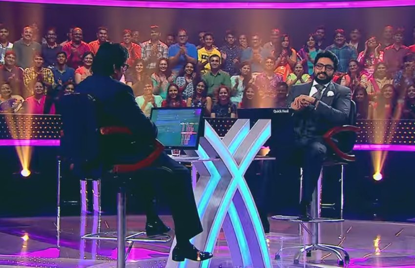 शो के दौरान कंप्यूटर जी अभिषेक के सामने फुटबॉल से जुड़ा एक प्रश्न रख देते हैं कि जिसका जवाब अभिषेक को नहीं पता होता।