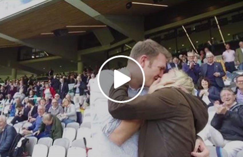 Kiss-in-Cricket-Ground