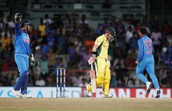IND Vs AUS: कप्तान न होकर भी ‘कप्तान’ हैं MS धोनी, पहले ODI में स्पिनरों से बोले…