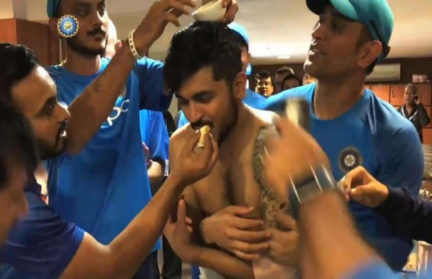 एक तो टीम ने कोलकाता वनडे जीत लिया था और दूसरा विराट टीम के बेहतरीन बल्लेबाज मनीष पांडे की सर्प्राइज़ बर्थडे पार्टी का आयोजन किया गया था।