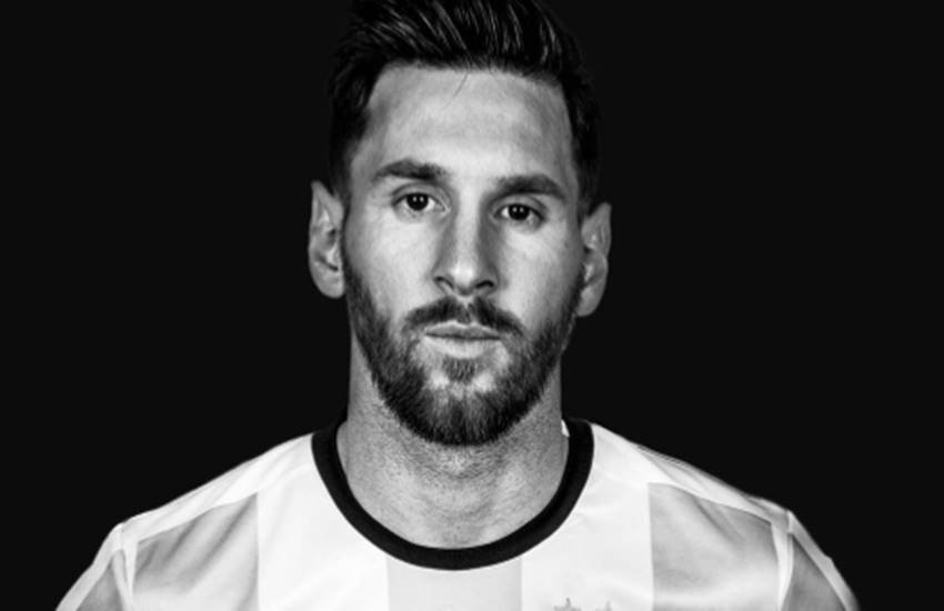 स्टार फुटबॉलर लियोनेल मेस्सी की कमर पर पत्नी के किस वाला यह टैटू देखा है?