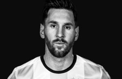 स्टार फुटबॉलर लियोनेल मेस्सी की कमर पर पत्नी के किस वाला यह टैटू देखा है?