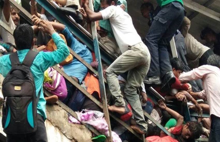 फुट ओवर ब्रिज पर भगदड़ से अब तक 23 लोगों की मौत हो चुकी है।