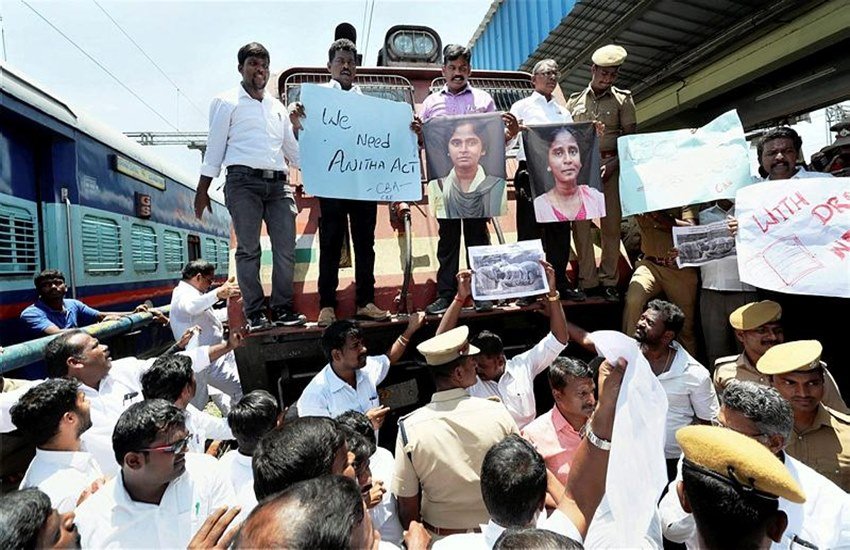 तमिलनाडु के कोयंबटूर में नीट के खिलाफ विरोध-प्रदर्शन करते और रेल रोकते लोग। (फोटो-PTI)
