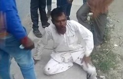 पहलू खान को श्रद्धांज‍ल‍ि दे रहे थे मुसलमान, ह‍िंदू संगठनों ने रोका: धरने पर बैठे हर्ष मांदर