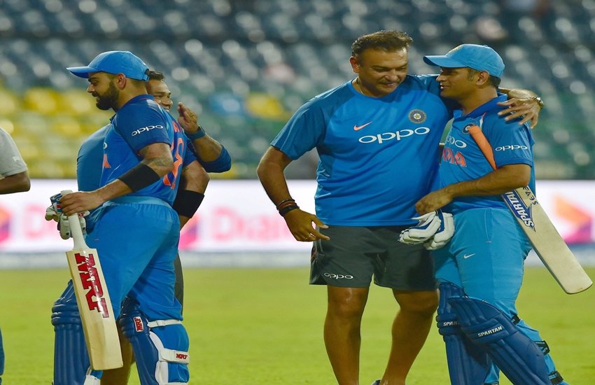 टीम इंडिया के मुख्य कोच रवि शास्त्री और विकेटकीपर महेंद्र सिंह धोनी।