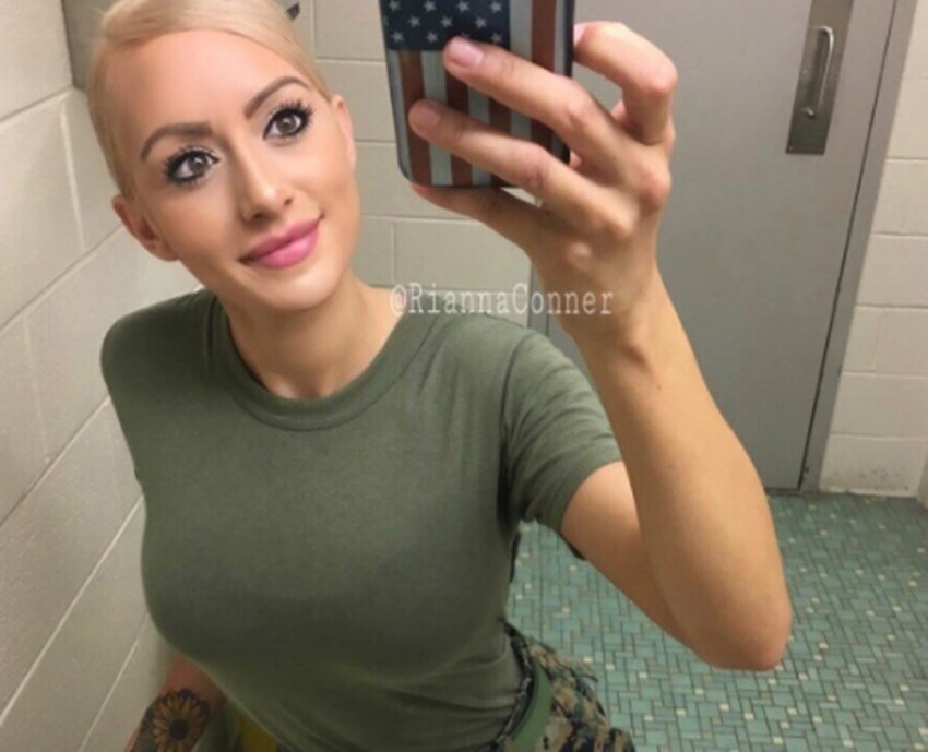 रियाना का जन्म कैलिफोर्निया में एक किसान परिवार में हुआ था। वो ट्रंप की बहुत बड़ी प्रशंसक हैं और अभी दक्षिण कैरोलिना में रहती हैं। (Photo: Sgt Rianna Conner/ Instagram)
