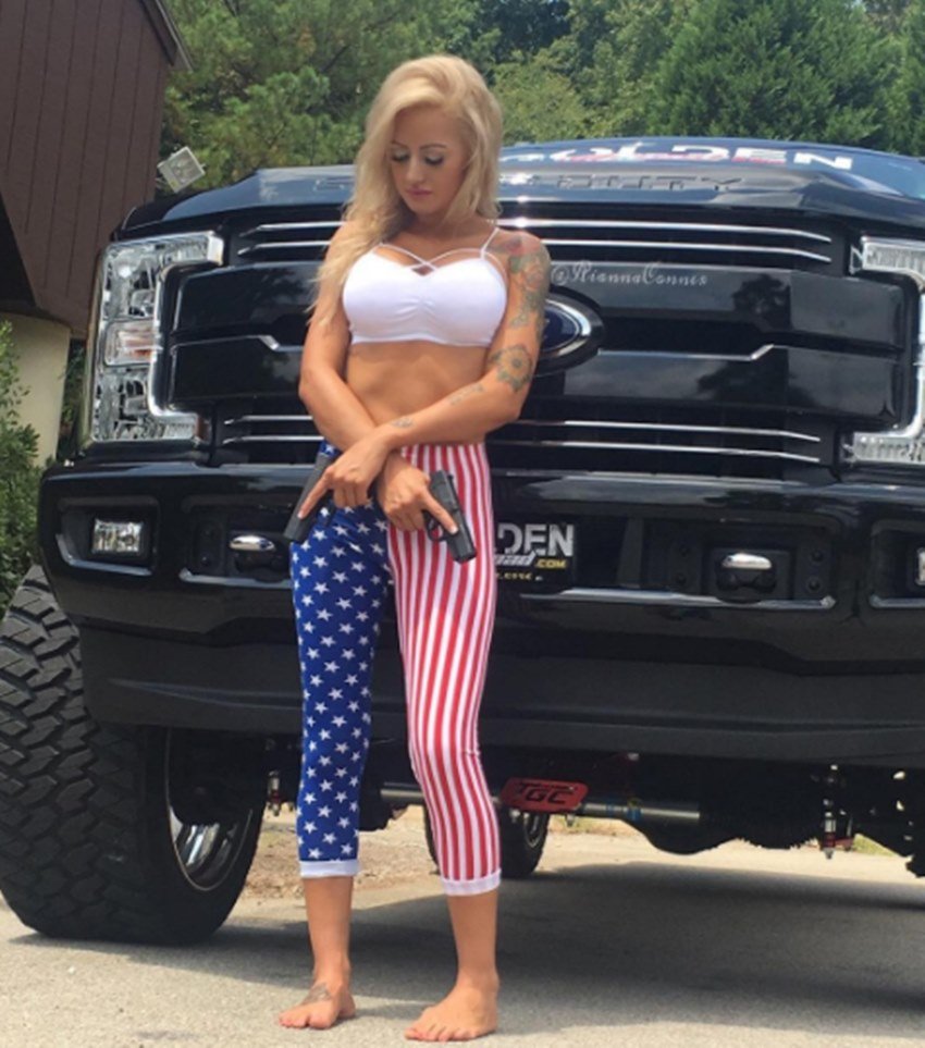 वो हर दिन की एक्टिविटी को कैमरे में कैद करके इंस्टाग्राम पर फोटो पोस्ट करती हैं। सोशल मीडिया पर उनकी तस्वीरों को देखकर नहीं कहा जा सकता है कि वो इससे पहले अमेरिकी सेना में कमांडो के पद पर तैनात थीं। (Photo: Sgt Rianna Conner/ Instagram)