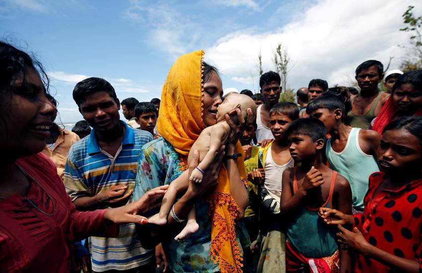 अपने मृत बच्चे को सीने से लगाए हुए एक रोहिंग्या मां। (Photo Source: REUTERS)