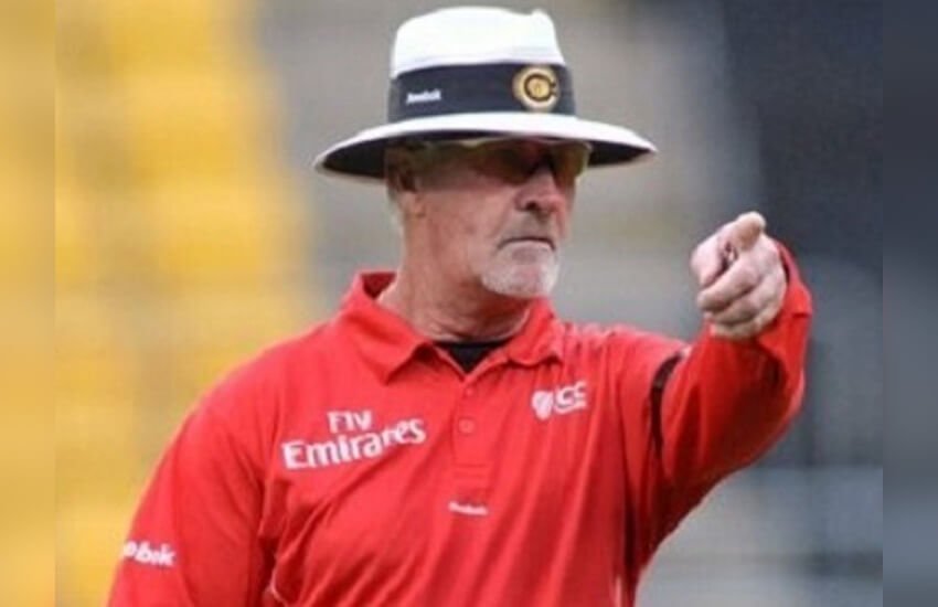 मैच के दौरान गेंदबाज को इशारा करते अंपायर रूडी कर्टजन। मैच के दौरान गेंदबाज को इशारा करते अंपायर रूडी कर्टजन।