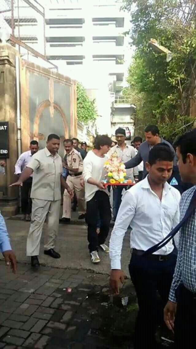 Shah Rukh Khan, Bollywood actor Shah Rukh Khan, Shah Rukh Khan’s mother didn’t recognise him, Shah Rukh Khan’s mother Lateef Fatima Khan, Farooque Sheikh’s show Jeena Isi Ka Naam Hai, she could not be identified him in Circus, delhi from Mumbai to watch the first episode of Shahrukh Khan, Bollywood News in Hindi, Entertenment news in Hindi, Viral story in Hindi, Latest news in Hindi, Jansatta