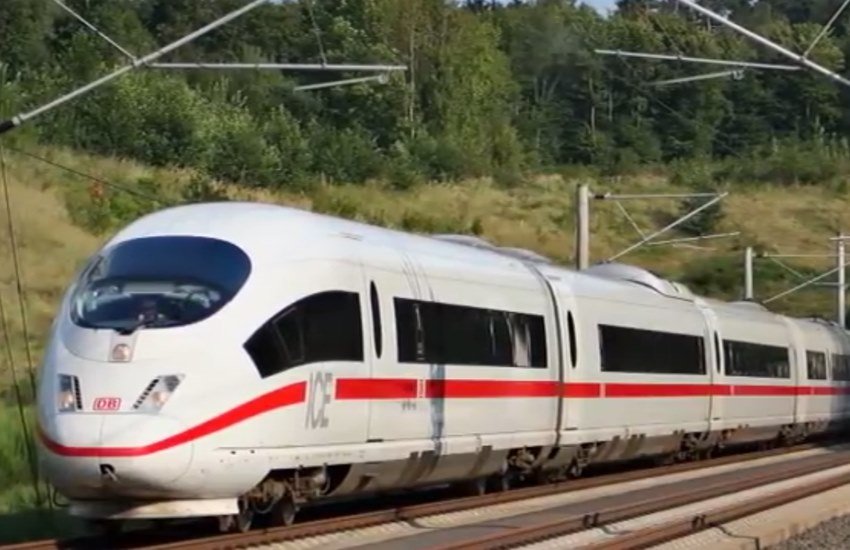 सीमेंस वेलारो: वेल्लो दुनिया में सबसे अधिक इस्तेमाल किए जाने वाले हाई-स्पीड ट्रेनों में से है। इस ट्रेन का इस्तेमाल जर्मनी, नीदरलैंड्स, स्पेन, चीन, रूस और तुर्की में किया जाता है। इस ट्रेन ने टेस्ट के दौरान 400 किमी/घंटे की रफ्तार हासिल की थी। इस ट्रेन की अधिकतम रफ्तार 350 किमी/घंटे है। यह ट्रेन 2007 में ट्रेक पर उतारी गई थी। यह सिर्फ ढाई घंटे में मैड्रिड में बार्सिलोना को कवर कर सकता है। (Photo: Youtube)