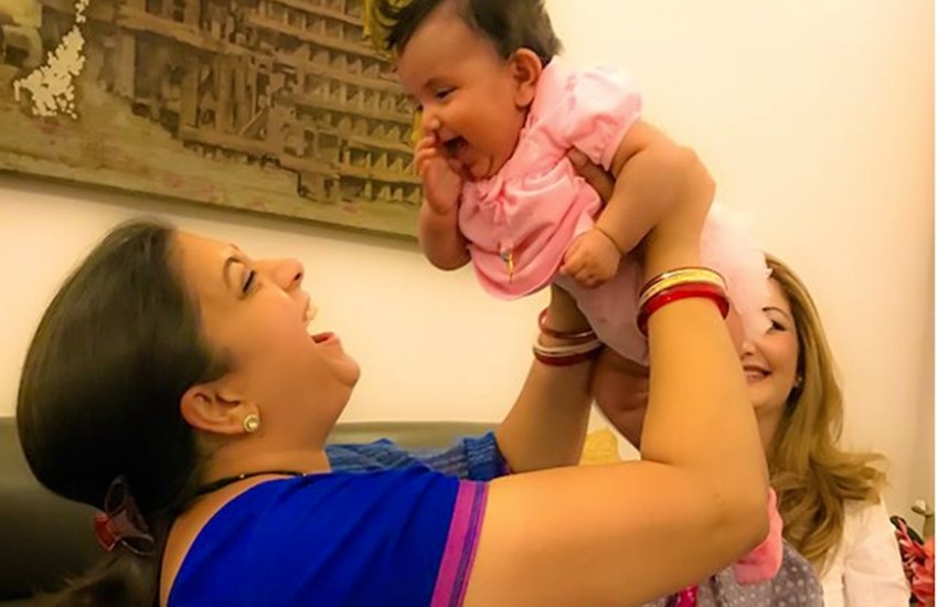 केंद्रीय मंत्री स्मृति ईरानी की गायक अदनान सामी की बेटी के साथ तस्वीर सोशल मीडिया पर खूब पसंद की जा रही है। 