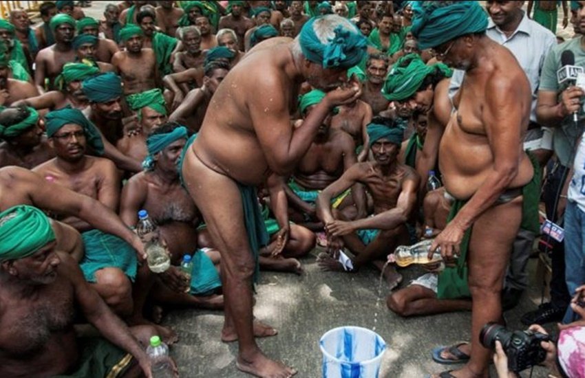 किसानों का कहना है कि अपने इस प्रदर्शन को हाई लेवल पर ले जाने के लिए वे सोमवार को इंसान का मांस भी खाने वाले हैं। (Photo Source: PTI)