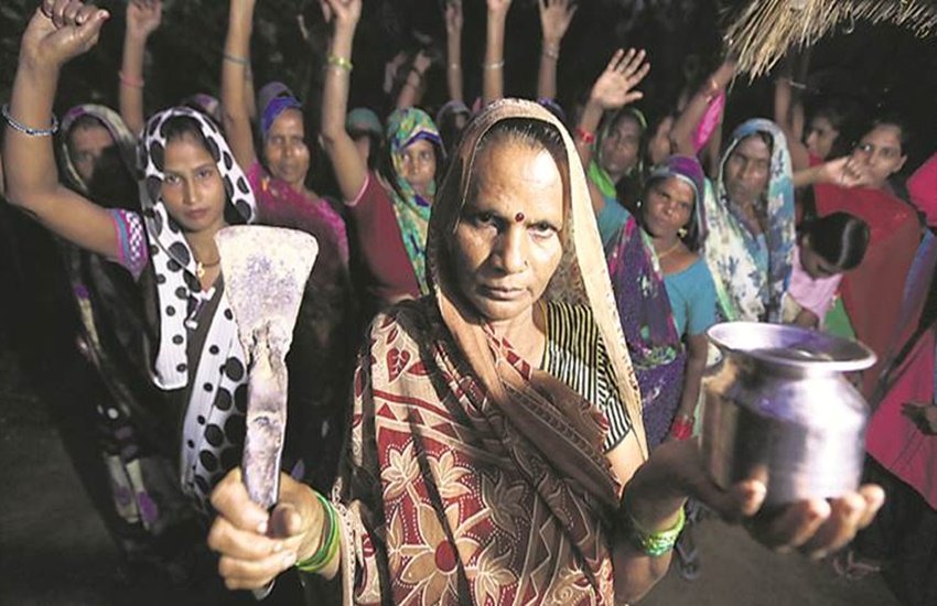 खुदाई करने वाला औजार इन ग्रामीणों की अब रोजमर्रा की जिंदगी में शामिल हो गया है। (Source: Express Photo/Vishal Srivastav)