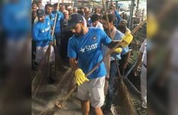 शर्मनाक !! पाकिस्तानी फैन ने पार की सारी हदें, विराट कोहली को बताया स्वीपर…