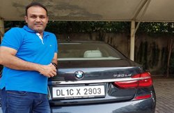 वीरेंद्र सहवाग को सचिन तेंदुलकर ने गिफ्ट की एक करोड़ की लग्जरी कार, फैंस ने ट्विटर पर यूं उड़ाया मजाक