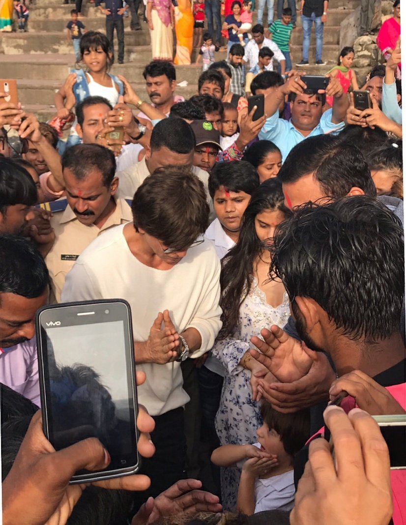 shah rukh khan, shah rukh khan ganpati visarjan, shah rukh ganesh chaturthi, shah rukh abram ganesh visarjan, shah rukh abram photos, ganesh visarjan shah rukh, shah rukh khan mannat, shah rukh suhana abram, shah rukh khan videos, shah rukh abram videos, shah rukh abram cute photos, shah rukh khan news