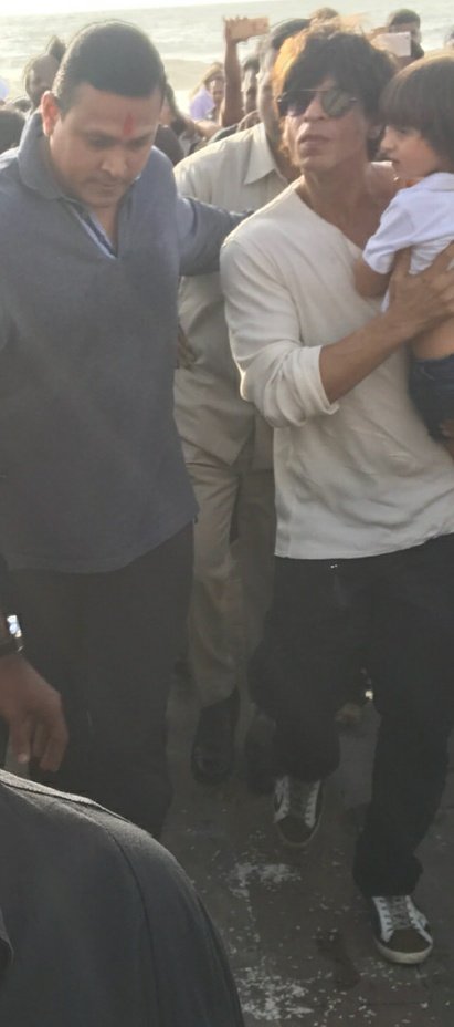 shah rukh khan, shah rukh khan ganpati visarjan, shah rukh ganesh chaturthi, shah rukh abram ganesh visarjan, shah rukh abram photos, ganesh visarjan shah rukh, shah rukh khan mannat, shah rukh suhana abram, shah rukh khan videos, shah rukh abram videos, shah rukh abram cute photos, shah rukh khan news