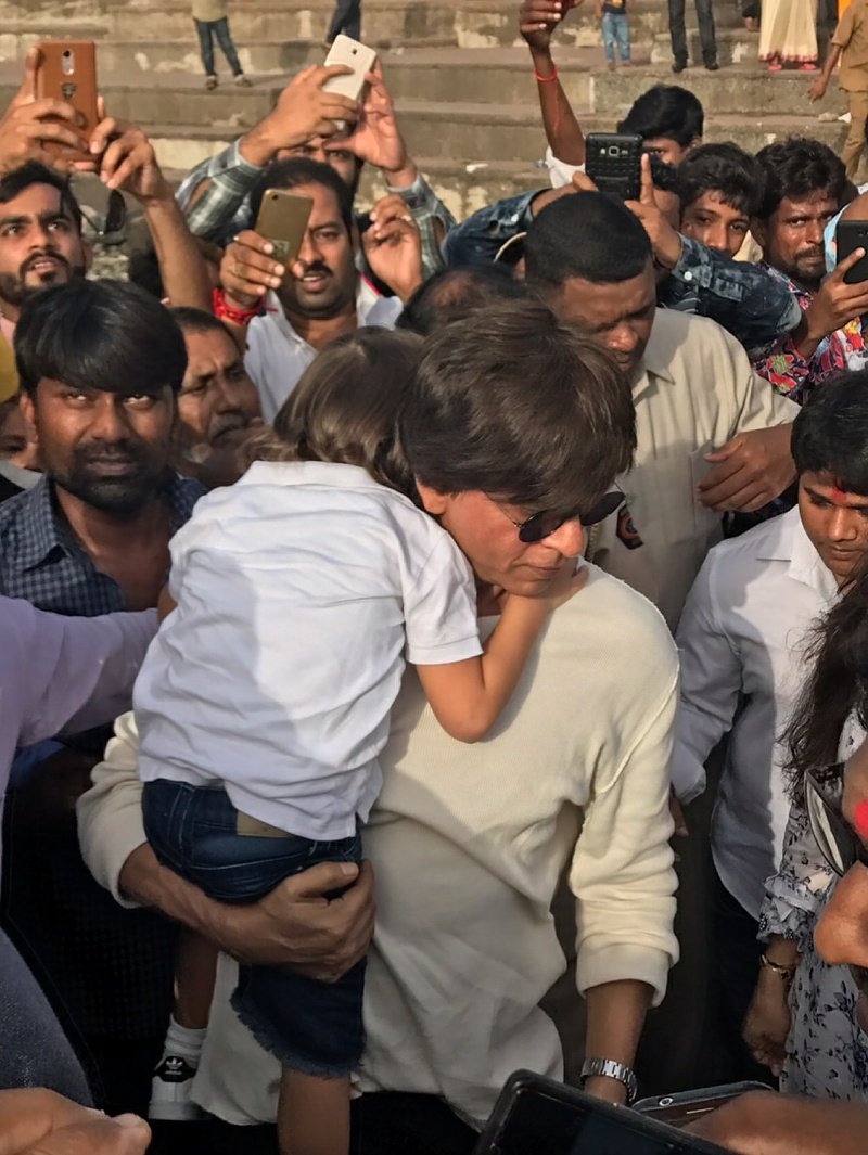 shah rukh khan, shah rukh khan ganpati visarjan, shah rukh ganesh chaturthi, shah rukh abram ganesh visarjan, shah rukh abram photos, ganesh visarjan shah rukh, shah rukh khan mannat, shah rukh suhana abram, shah rukh khan videos, shah rukh abram videos, shah rukh abram cute photos, shah rukh khan news