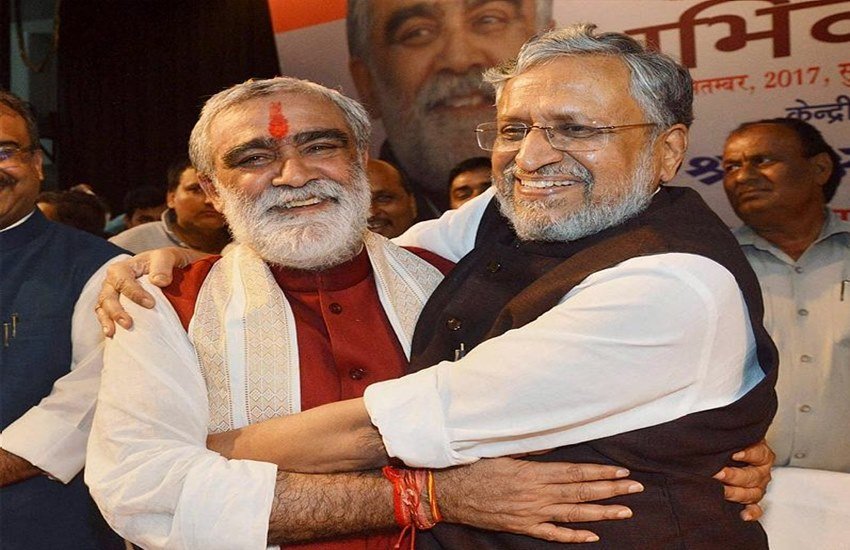 केंद्रीय स्वास्थ्य राज्यमंत्री अश्विनी कुमार चौबे का गर्मजोशी से स्वागत करते हुए बिहार के उप मुख्यमंत्री सुशील कुमार मोदी। (फोटो-PTI)