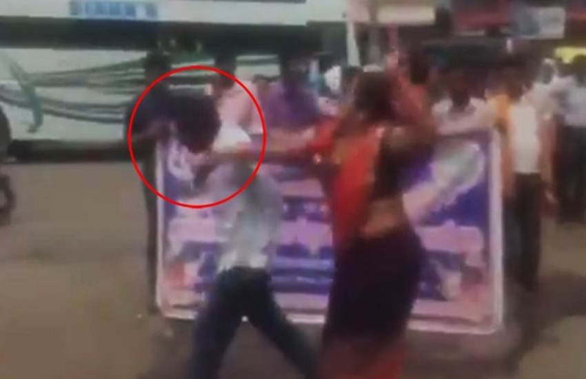 BJP की महिला नेता ने शख्स को पीटा, दी गालियां, पूछ रहा था- अपने इलाके में सफाई कब करोगी?