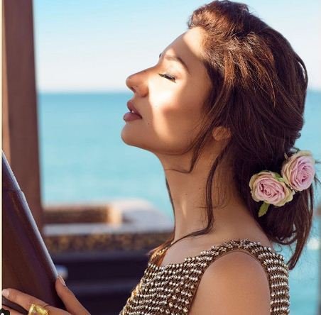 Mahira Khan, Mahira Khan Photoshoot, Mahira Khan Divani Couture, Mahira Khan Pics, Mahira Khan Beach Shoot, Raees