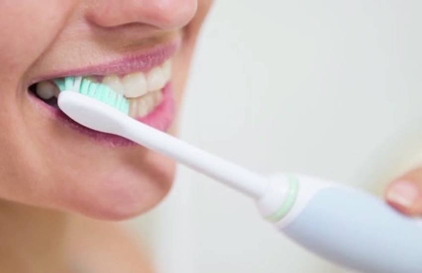 tooth brushing, tooth brushing techniques, how to brush your teeth, how to brushing teeth, know the right technique of brushing, Oral Health, teeth health, dentists advice healthy teeth, dental advice, health and lifestyle news in hindi, jansatta