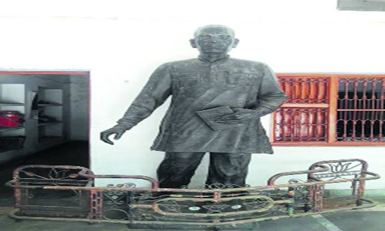 मीरा के गीतों की स्वर लहरी उनकी कविताओं में झलकती है जो बेहद मर्मस्पर्शी है। उनकी काव्य गंगा निश्चित ही हिन्दी काव्य जगत का मार्गदर्शन कर रही है।