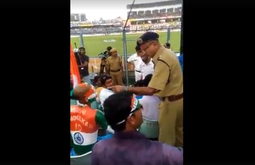 तस्वीर वायरल हो रहे वीडियो से ली गई है।