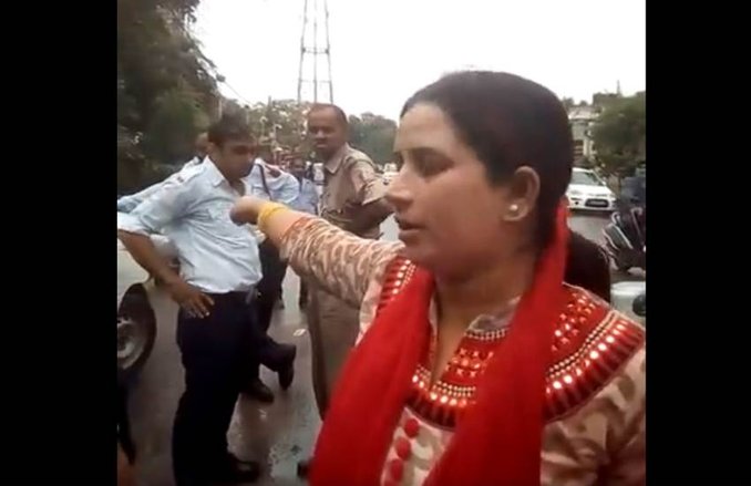 VIDEO: ट्रैफिक पुलिस पर रेप की धमकी के आरोप लगा रही थी महिला, अब खुली पोल