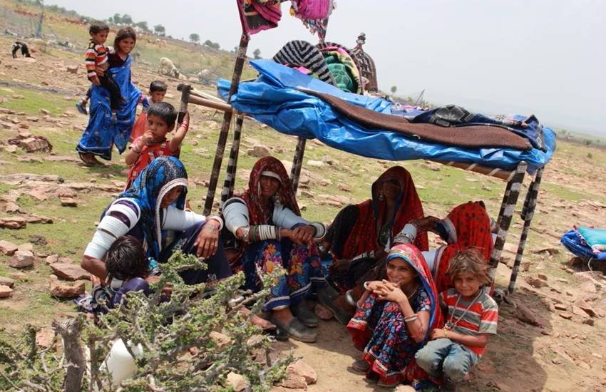 ये जनजातियां समाज की मुख्यधारा की तरह किसी एक स्थान पर नहीं रहा करती थीं, बल्कि अपनी आजीविका के लिए एक स्थान से दूसरे स्थान तक अनवरत खानाबदोशी करती और गांवों-कस्बों से दूर जंगलों-पहाड़ों में रहती थीं। ये जनजातियां समाज की मुख्यधारा की तरह किसी एक स्थान पर नहीं रहा करती थीं, बल्कि अपनी आजीविका के लिए एक स्थान से दूसरे स्थान तक अनवरत खानाबदोशी करती और गांवों-कस्बों से दूर जंगलों-पहाड़ों में रहती थीं। 