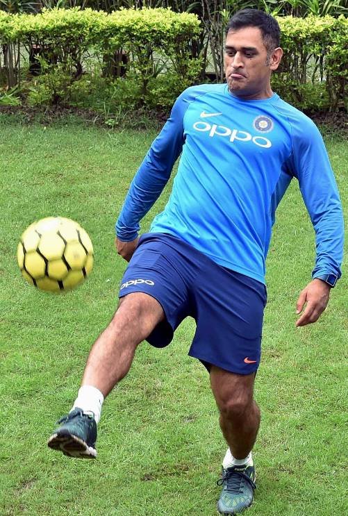 India vs Australia 2017,Virat Kohli,ms dhoni, ms dhoni, ms dhoni ind vs aus, ms dhoni latest photos, ms dhoni sleeps, ms dhoni sleeps on field, ms dhoni sleeps at airport,