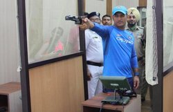 VIDEO: पिस्तौल चलाने में भी उस्ताद हैं MS धोनी, यह अंदाज देख हर कोई रह गया भौचक्का