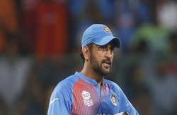 चौथे वनडे में अक्षर पटेल की इस हरकत पर बुरी तरह भड़क गए थे धोनी, वायरल हो रहा है वीडियो