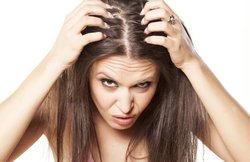 लगातार झड़ रहे हैं बाल तो बदल लें अपनी ये आदतें