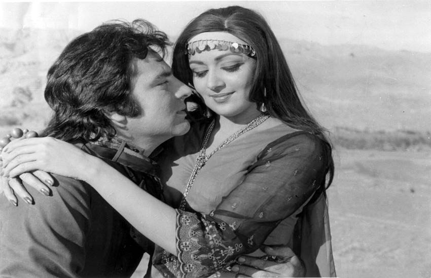 जब फिल्म 'धर्मात्मा' के लिए एक्टर फिरोज खान हेमा से मिलने गए तो उन्हें ने हेमा को बेबी कहकर पुकारा।