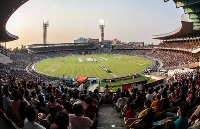 यहां खेले गये एकमात्र टेस्ट मैच में टास भी कोहली ने जीता था। यही नहीं होलकर में अब तक जितने एकदिवसीय अंतरराष्ट्रीय मैच खेले गये हैं उन सभी में सिक्के ने भारतीय कप्तानों का साथ दिया। (Express File Photo)