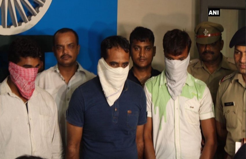 इन्हीं आरोपियों को पुलिस ने गिरफ्तार किया है। 
PHOTO-ANI